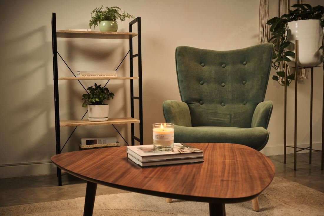 Sala amueblada con sillón, mesa de centro y estantería