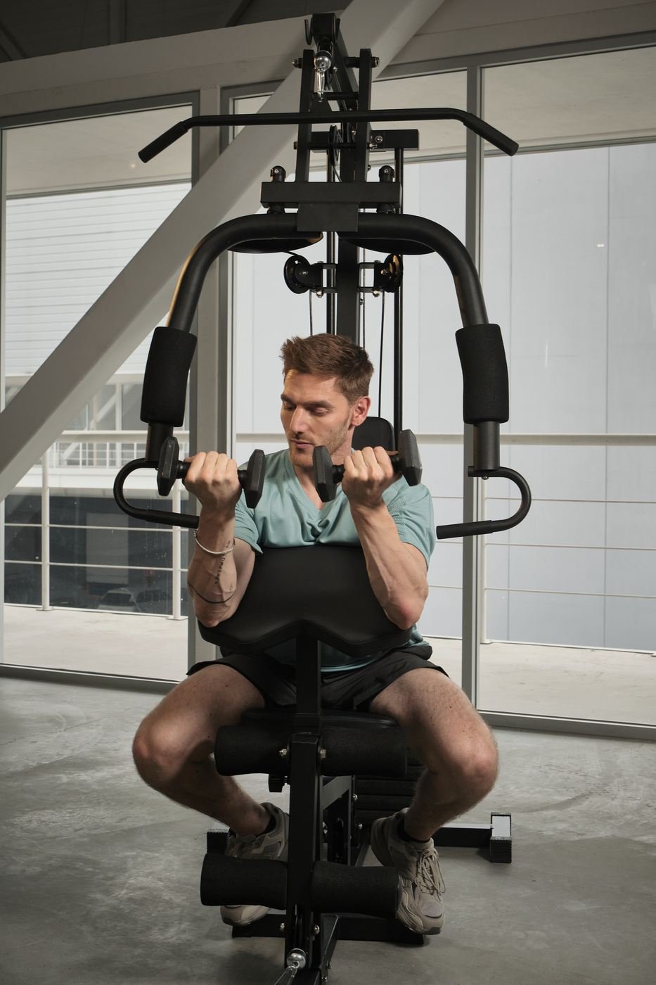 Persona entrenando en una máquina de gimnasio