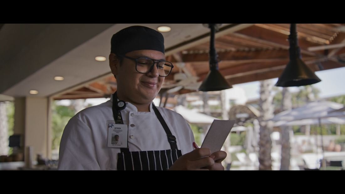 Chef trabajando en una cocina de restaurante
