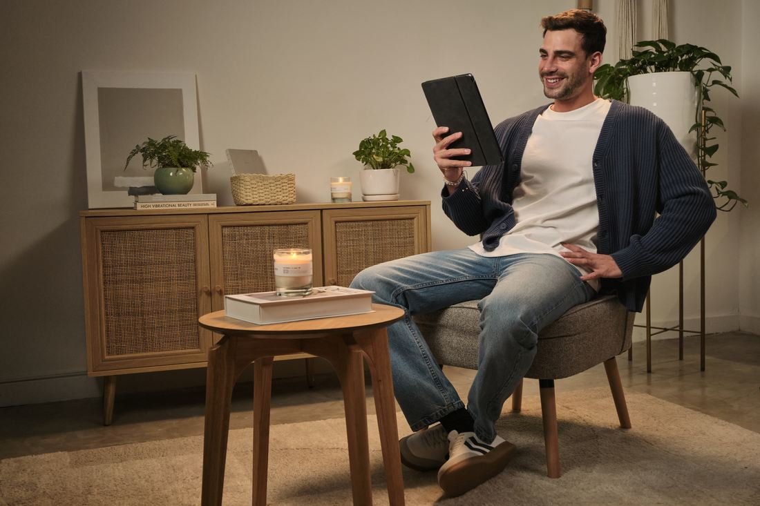 Mueble de madera y retrato en un espacio interior cálido